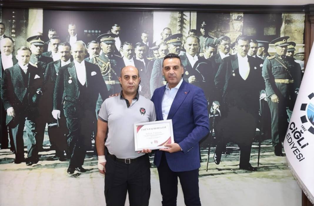 Belediye başkanının aracı kurşunlandı! Korkunç olay 4